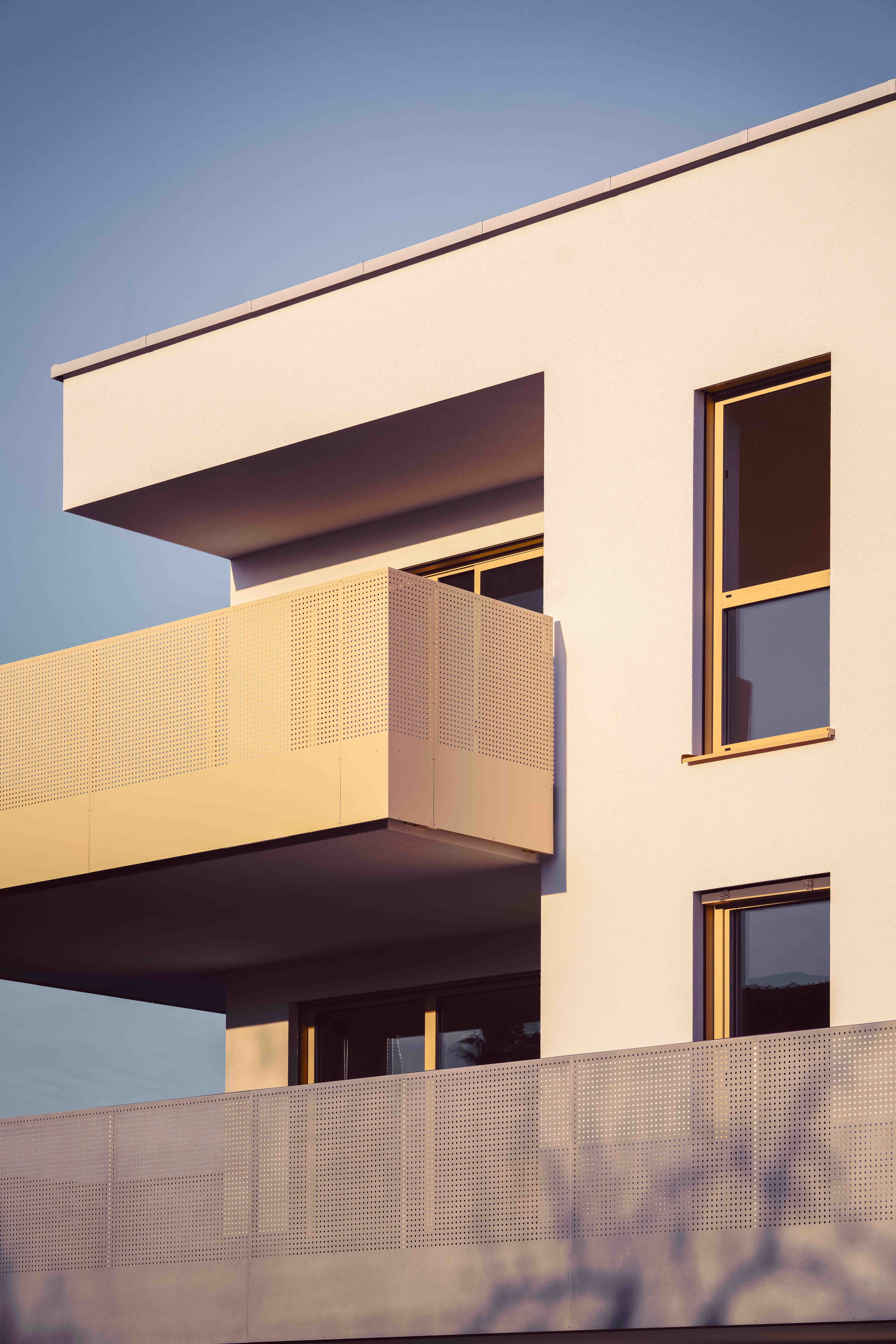 Eckbalkon mit Revolux Fenster und perforierter Metallfassade, Projekt Sternvillen Gaspoltshofen