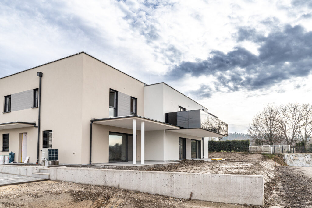 Moderner Wohnpark mit hochwertigen Revolux-Fenstern, Hebeschiebetüren und großzügigen Terrassen in Oberösterreich.