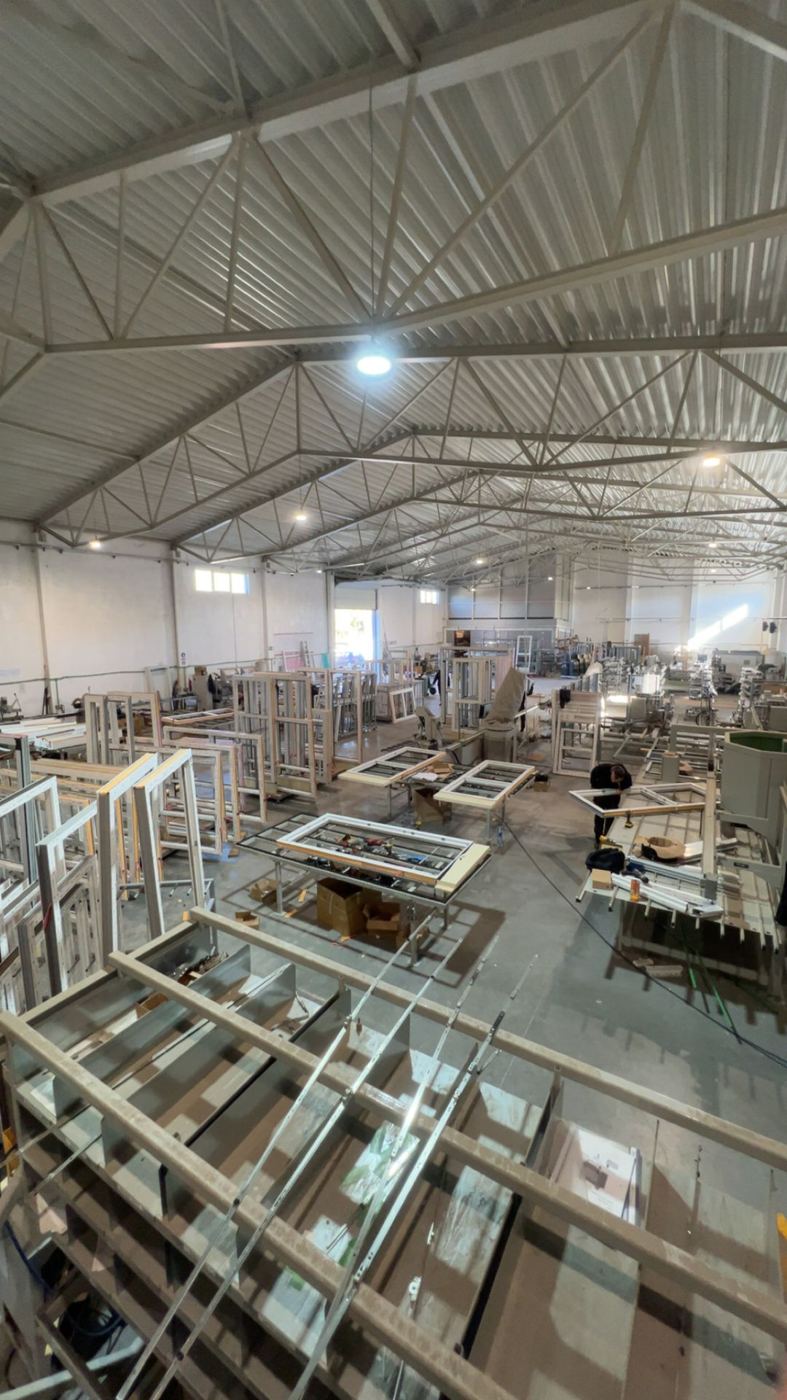 Produktionshalle mit Fensterelementen